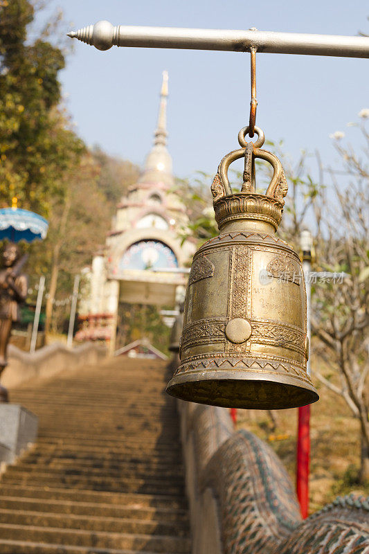 沿着一排泰式的钟和台阶在Doi than Phra Pha Luang寺观看
